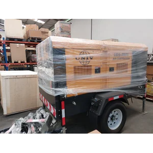 Kompresor Screw 390 CFM Univ UDS 390 S