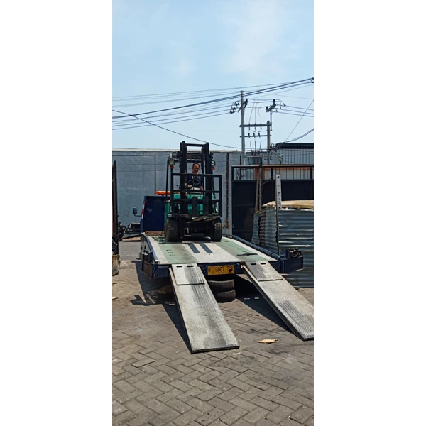 Jasa Angkutan Forklift Termurah di Surabaya By PT. Khatulistiwa Mandiri Logistik