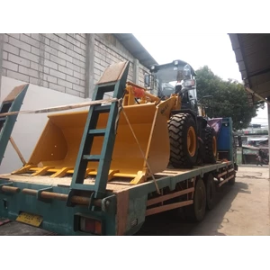 Towing Selfloader Surabaya By PT. Khatulistiwa Mandiri Logistik