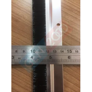 Aluminium or Plastic Door Brush Seal Lis Bulu Penutup Celah Pintu Dari Debu Bahan Silver Aluminium dan Plastik Coklat