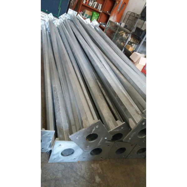 Tiang PJU octagonal single parabol 9 m galvanis 