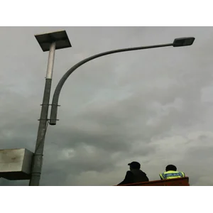 Tiang Lampu Tenaga Surya oktagonal ornamen single parabol galvanis 