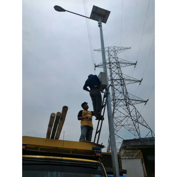 Tiang Lampu Tenaga Surya Bulat Single Ornament