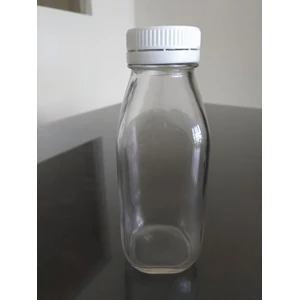P056 480 Ml Square Glass Bottle With Plastic Lid