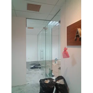 Pintu Kaca Swing Frameless Tempered