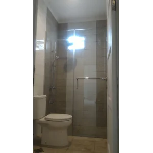 Partisi dan Pintu  Kaca Swing Kamar Mandi