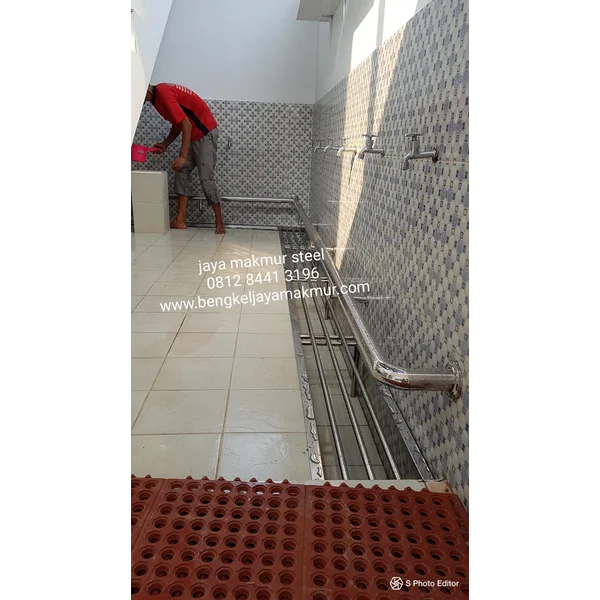 Pijakan stainless steel kisi kisi