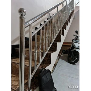 Railing tangga minimalis hollo dan pipa