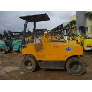 Tire Roller Sakai TS160 Kapasitas 7 tires 2-3 ton Ton Build Up Ex Japan