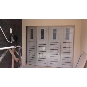 Pintu garasi Model minimalis memakai lubang kaca