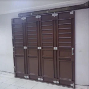 Pintu garasi mobil