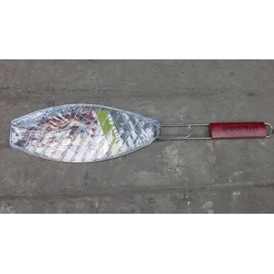 alat panggangan ikan dengan pegangan kayu