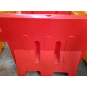 road barrier pembatas jalan plastik warna merah merk Tanaga