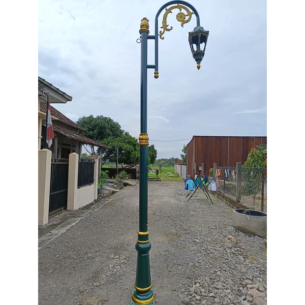 Tiang Lampu Jalan Unik Desa