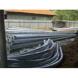 Tiang Lampu PJU Oktagonal Single Angle Ornament