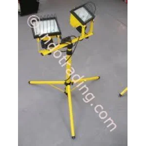 Tiang Lampu Sorot Halogen Portable 