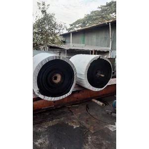 sabuk conveyor mengangkut batu bara
