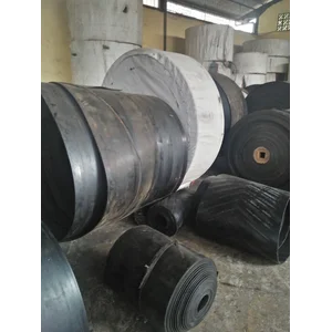 sabuk conveyor mengangkut batu bara