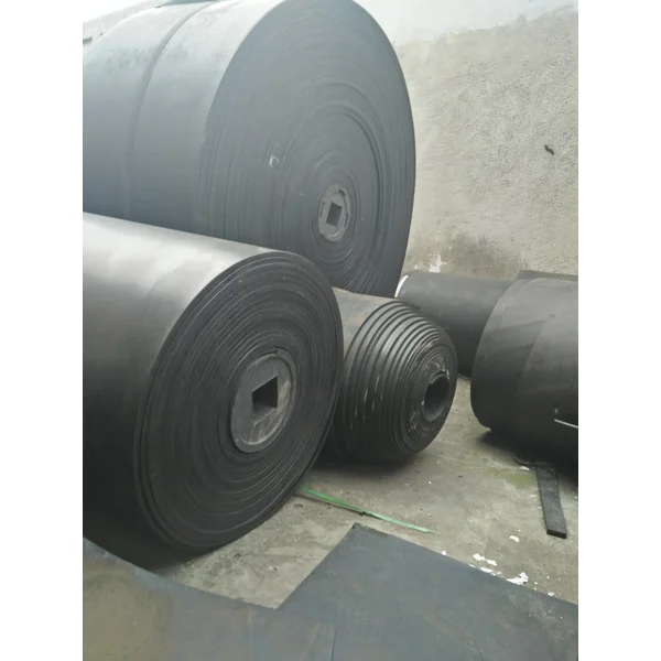sabuk conveyor mengangkut batu bara