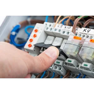 Cara Kerja Kontaktor Otomatis dengan Timer dan Sensor